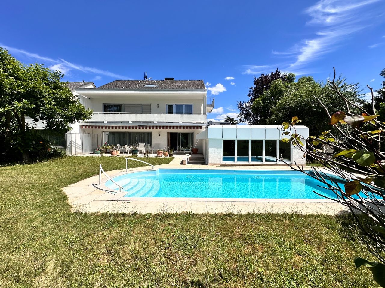 Wunderschönes Einfamilienhaus mit tollem Grundstück,Pool,Garage u.v.m.
Sofort bezugsfrei!