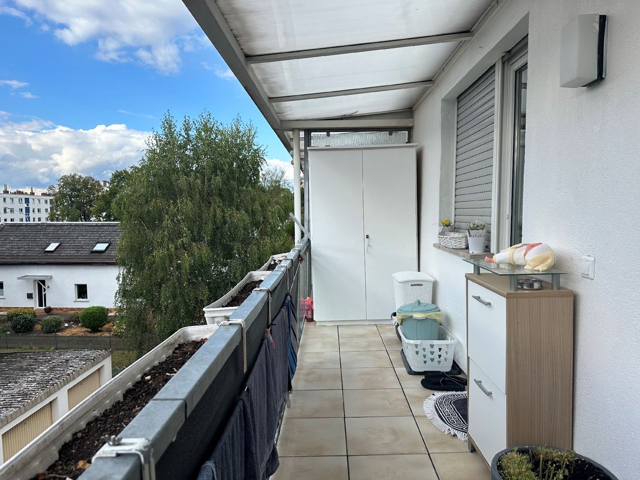 Wohnzimmer mit Zugang zum Balkon