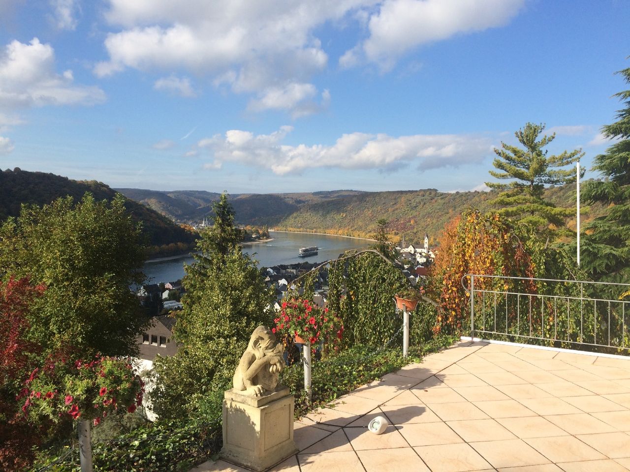 Moderner Bungalow mit 3 Terrassen, Doppelgarage und traumhaftem Blick über den Rhein zum Kauf!