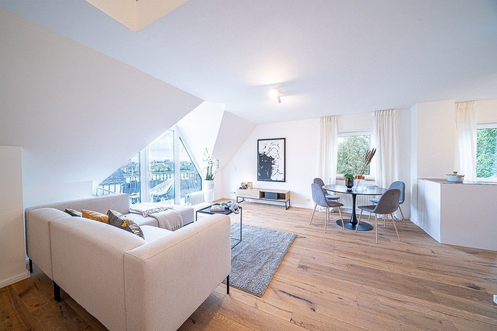 Moderne Penthouse-Wohnung in Rheinblicklage mit Aufzug und 2 Balkonen! 
Sofort bezugsfrei! Saniert!